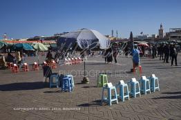 Image du Maroc Professionnelle de  Plusieurs chaises coiffées d'un catalogue traine au milieu de la mythique place Jemaa Al Fana, les places sont ainsi réservées par des Nakachattes (femme spécialiste du tatouage au henné) qui proposent plusieurs dessins aux visiteurs marocains et touristes contre un billet, Dimanche 8 Décembre 2019. (Photo / Abdeljalil Bounhar)